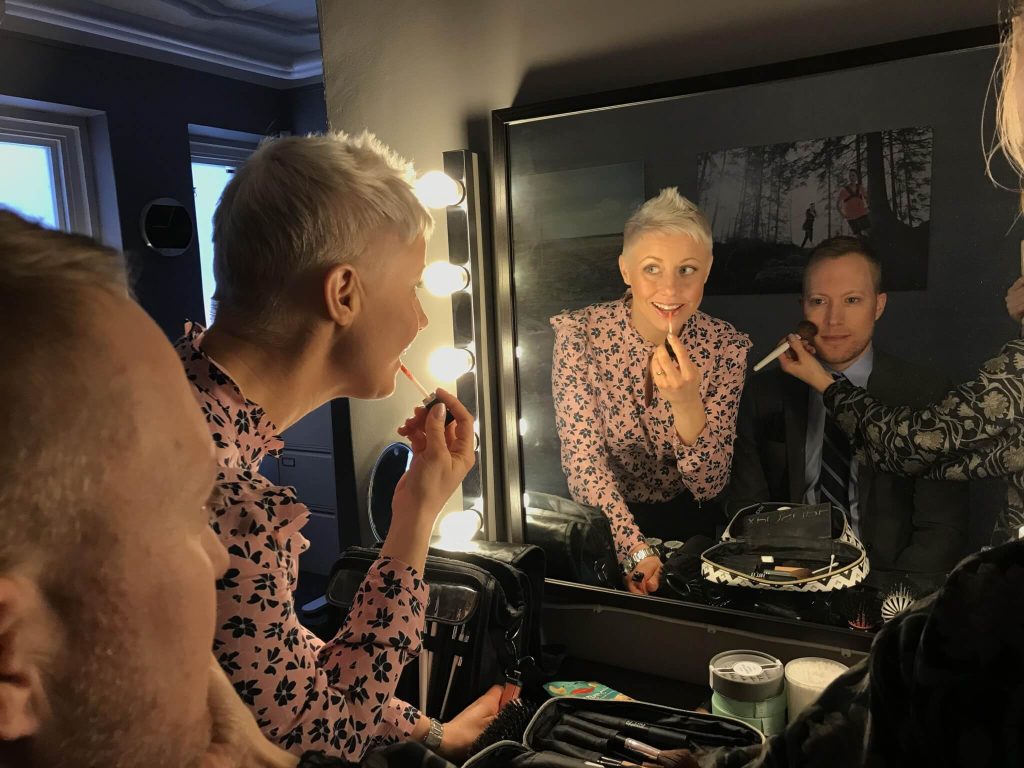 Ljuset i en tv-studio är allt annat än förlåtande, därför behöver du lägga på lite extra smink inför en tv-intervju.